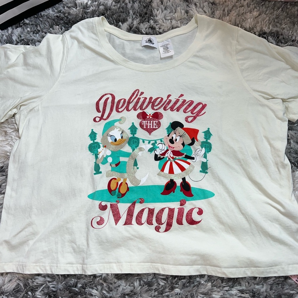 Disney Delivering the Magic Daisy Duck and Minnie Mouse Short Sleeve T-Shirt